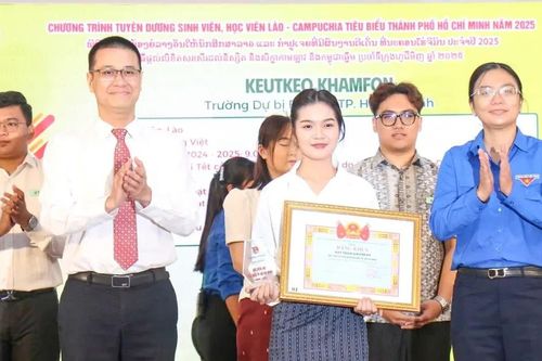 TPHCM tuyên dương 73 sinh viên, học viên Lào, Campuchia tiêu biểu