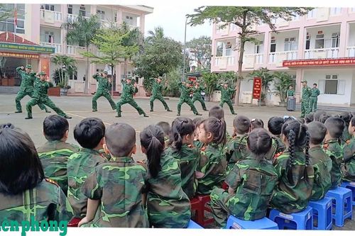 Hàng nghìn học sinh trải nghiệm 'Một ngày làm chiến sĩ Biên phòng' và tuyên truyền biển, đảo