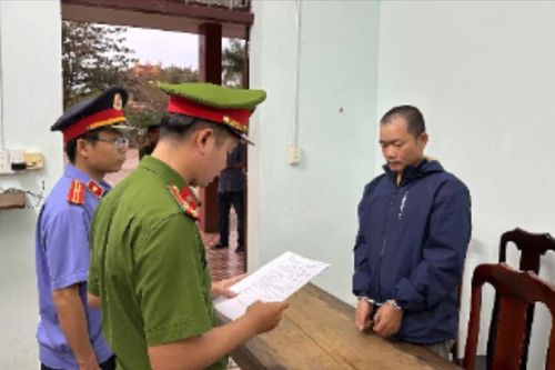 Mâu thuẫn gia đình, chồng chém vợ rồi uống thuốc sâu, thắt cổ, cho tay vào ổ điện để tự sát nhưng bất thành