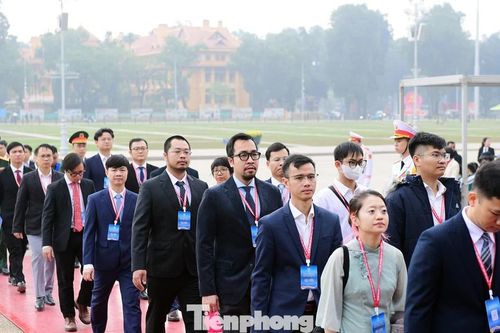Đoàn đại biểu Đại hội Thầy thuốc trẻ Việt Nam toàn quốc lần thứ V báo công dâng Bác