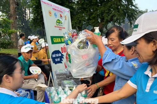 Người dân TPHCM hào hứng đi 'đổi rác lấy quà'