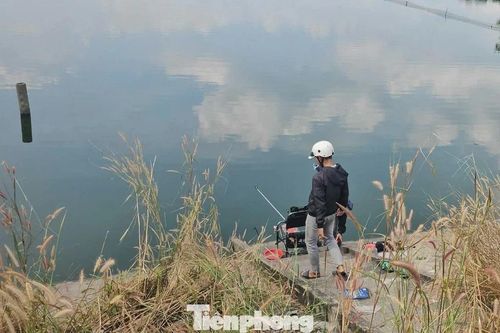 Đi câu cá, câu trúng thi thể người dưới hồ nước ở TPHCM