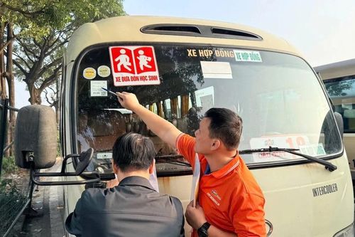 Kiểm tra gần 1.000 xe đưa đón học sinh Hà Nội, phát hiện một số bất cập