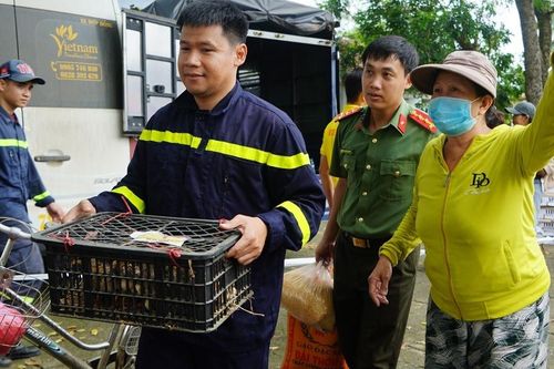 Trao hỗ trợ cho 850 hộ dân chịu thiệt hại do mưa lũ ở xã miền núi Sơn Hòa
