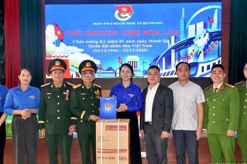 Trao quà cho các thương binh, bệnh binh tại Trung tâm Điều dưỡng thương binh Nghệ An