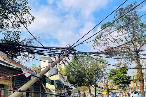 Gần 3 tháng sau bão, 'ma trận' dây cáp viễn thông vẫn chằng chịt trên nhiều tuyến đường tại Nghệ An