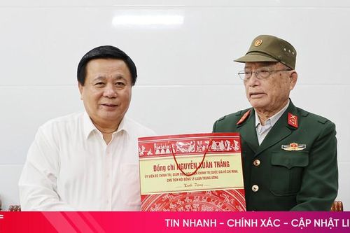 Đồng chí Nguyễn Xuân Thắng và lãnh đạo tỉnh thăm, tặng quà người có công