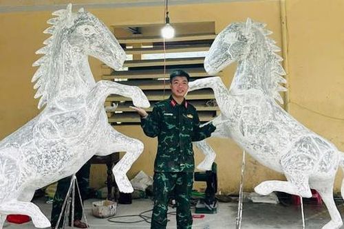 Họa sĩ áo xanh 'thổi hồn' vào sắt thép, xi măng, tạo hình linh vật ngựa đón Tết