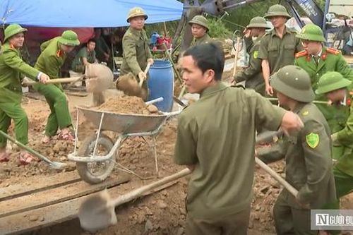 Thần tốc 'hồi sinh' những mái nhà chông chênh bên bờ suối ở Huế