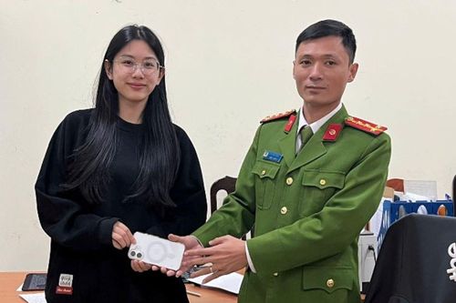 Đánh rơi món đồ quý giá, cô gái trẻ nhận cái kết 'đẹp như mơ'