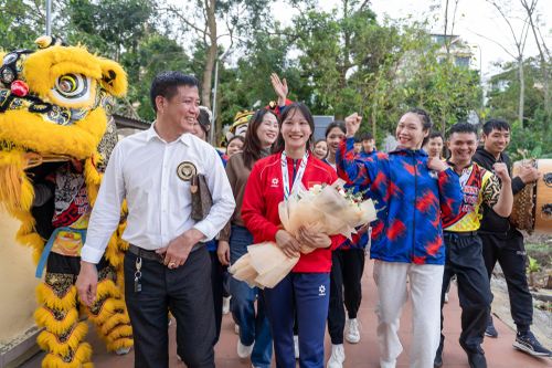 Đội tuyển Muay Thanh Hóa đón mừng 'cô gái Vàng' Phương Hậu trở về từ SEA Games 33