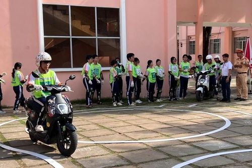 200 học sinh Trường THPT chuyên Thoại Ngọc Hầu được đào tạo kỹ năng lái xe an toàn