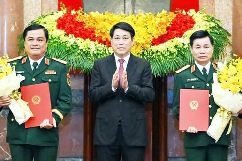 Chủ tịch nước trao quyết định thăng quân hàm Thượng tướng cho 2 sĩ quan cấp cao