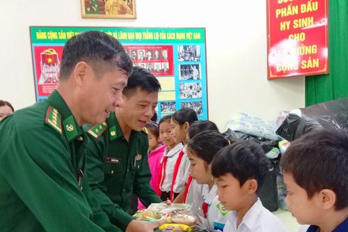 Trao quà hơn 600 triệu đồng cho người dân, học sinh xã Đắc Pring