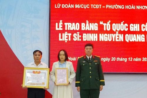 Trao Bằng Tổ quốc ghi công liệt sĩ Đinh Nguyễn Quang Huy