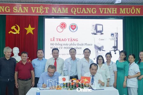 Tặng hệ thống máy phẫu thuật đục thủy tinh thể cho Bệnh viện Mắt Ninh Thuận