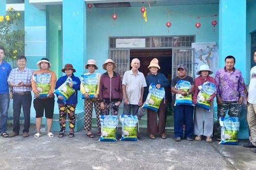 Xã Nam Cam Ranh phối hợp trao 1 tấn gạo hỗ trợ người dân bị ảnh hưởng bởi thiên tai