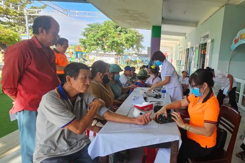 Khám bệnh, phát thuốc, tặng quà cho người dân xã Diên Khánh