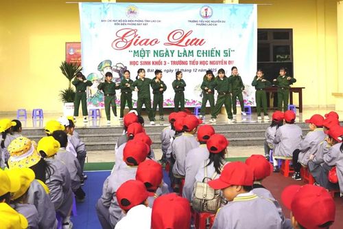 Gần 200 học sinh Trường Tiểu học Nguyễn Du trải nghiệm 'Một ngày làm chiến sĩ' tại Đồn Biên phòng Bát Xát