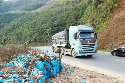 Rác thải nhựa bủa vây cung đường từ xã Bản Lầu lên xã Mường Khương
