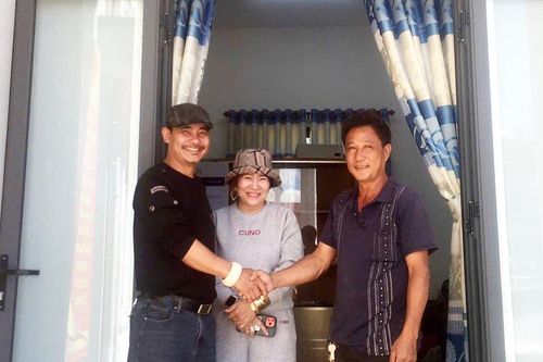 Công an xã ở Lâm Đồng hỗ trợ người dân nhận lại 200 triệu đồng chuyển khoản nhầm