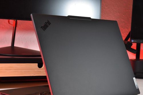 ThinkPad chạy chip AMD Strix Point không có tùy chọn màn hình OLED