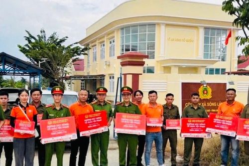 Công an Sông Lũy lắp đặt 400 bảng thông báo số điện thoại tố giác tội phạm