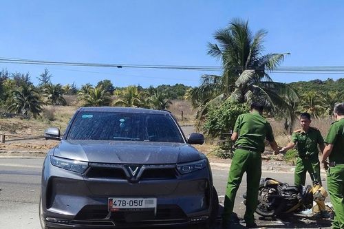 Xe máy va chạm ô tô ở Mũi Né, 1 người tử vong