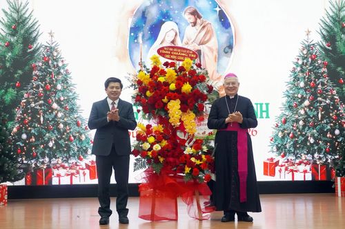 Đồng chí Phó Bí thư Thường trực Tỉnh ủy Trần Vũ Khiêm chúc mừng Giáng sinh Tòa Tổng Giám mục Huế