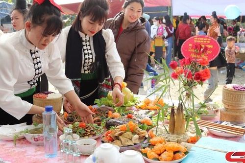 Ngày hội Văn hóa các dân tộc gắn với phiên chợ vùng cao xã Chiềng Hoa lần thứ 1