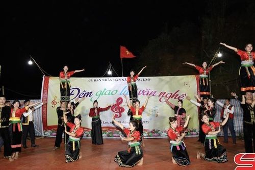 Đêm giao lưu văn nghệ tại xã Chiềng Lao