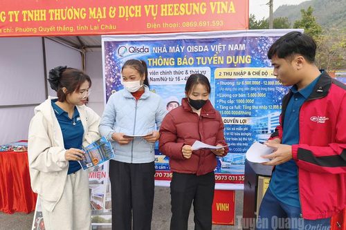 Trên 1 nghìn người tham gia Ngày hội việc làm xã Quản Bạ