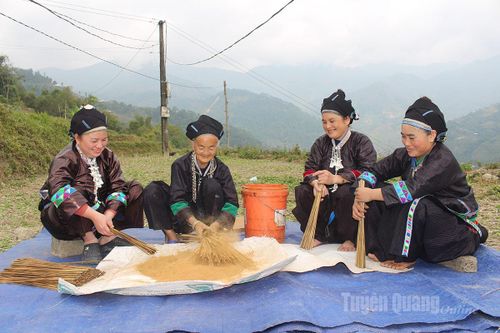Nghề làm hương truyền thống ở Thàng Tín