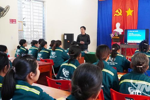 Tạo việc làm cho lao động nghèo