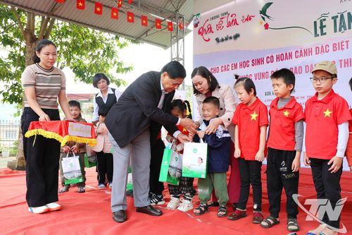 Chương trình 'Xuân về bản em - Tết cho trẻ em nghèo'