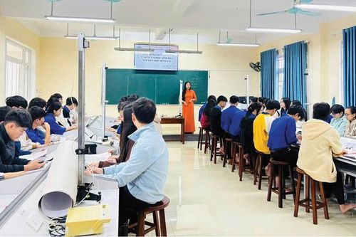 Điểm tựa để giáo viên A Lưới yên tâm bám bản