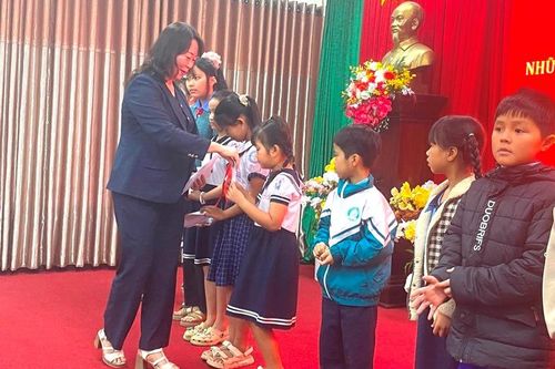Trao 164 suất học bổng tiếp sức cho học sinh, sinh viên