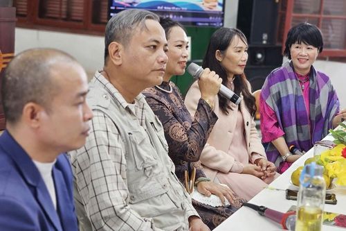 'Hãy cầm sách như cầm điện thoại'