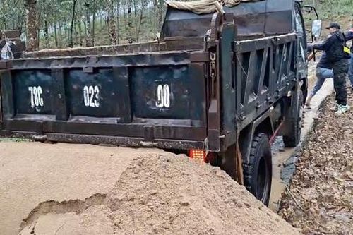 Đắk Lắk: Bắt quả tang 7 đối tượng khai thác, vận chuyển cát trái phép