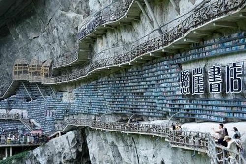 Hiệu sách khổng lồ bên vách đá