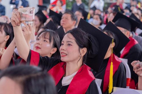 Hơn 550 tân thạc sĩ, tiến sĩ Trường Đại học Ngoại thương tốt nghiệp ra trường