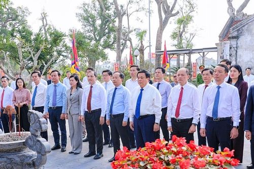 Giám đốc Học viện Chính trị Quốc gia Hồ Chí Minh Nguyễn Xuân Thắng dâng hương tưởng niệm Đại thi hào Nguyễn Du