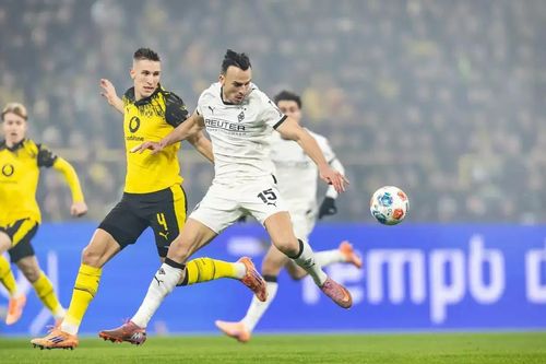 Dortmund tạm thời vươn lên xếp thứ hai Bundesliga