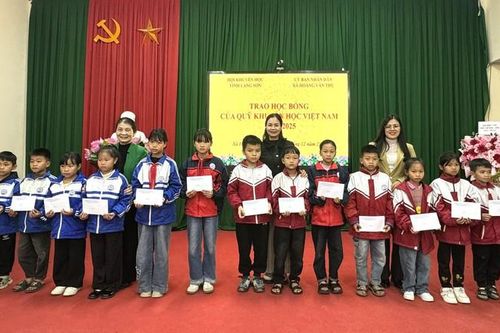 Trao học bổng Quỹ Khuyến học Việt Nam tặng 50 em học sinh Lạng Sơn