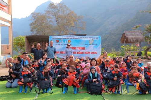 Hơn 2.400 học sinh xã Nam Quang được nhận quà từ chương trình 'Tình nguyên mùa Đông'