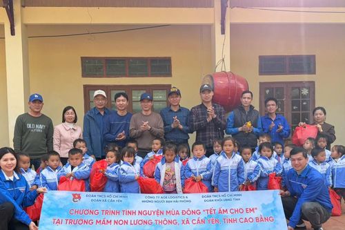 Trao áo ấm cho 322 em học sinh Trường mầm non Lương Thông