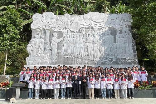 Đội tuyển học sinh giỏi Quốc gia Trường THPT Chuyên dâng hương, dâng hoa Khu di tích Quốc gia đặc biệt rừng Trần Hưng Đạo