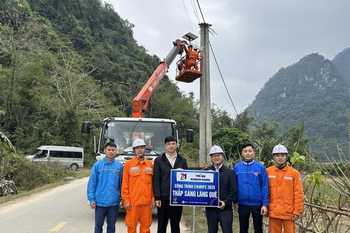 Lắp đặt 200 đèn chiếu sáng năng lượng mặt trời 'Thắp sáng làng quê'