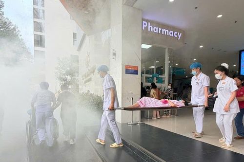 Diễn tập phương án sơ tán sản phụ và trẻ sơ sinh, chữa cháy tại Bệnh viện Hùng Vương