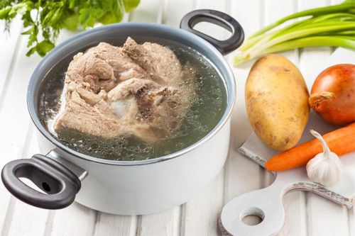 Có nên dùng nước luộc thịt để nấu canh?